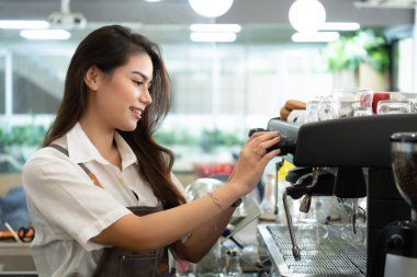Dişi barista müşteriye çay yapmayı bitirdi, servis yapmaya hazır..