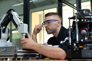 Robot el teknolojisi okuyan öğrenciler çeşitli endüstriyel kullanım alanları için robot eller yapmayı öğreniyorlar..