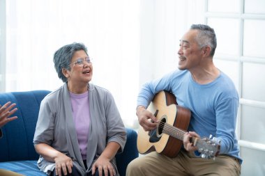 Yaşlı insanların arkadaşları hafta sonu dinlenmek, şarkı söylemek, gitar çalmak ve sohbet etmek gibi aktiviteler için bir araya gelirler..