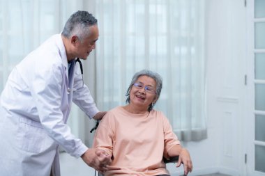 Kalp hastalıklarında uzman bir doktor. Kalp rahatsızlığı belirtileri gösteren hastaları rapor et. Tedavinin sonuçları onlar yarın eve gidene kadar düzeldi..