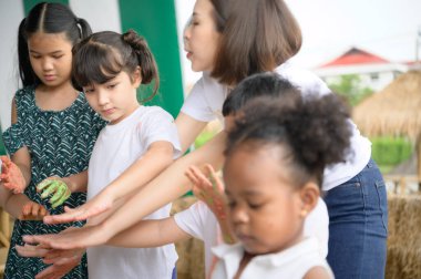 Çocuklar renklerle oynarken eğlenir. Güçlerini birleştirmek için el ele tutuşuyorlar..