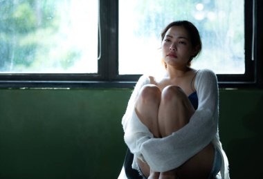 İnsan kaçakçılığı mağduru genç bir kadın korku, depresyon, endişe, sıla hasreti ve aile içinde olmalı.