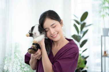 Veteriner hasta tavşanları tedavi ediyor. Genç tavşanlara iyi olmaları için gereken ilgiyi veriyor. Dost canlısı, güçlü ve sevimli olmaya devam ediyorlar..