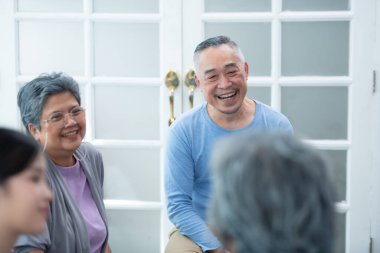 Yaşlı insanların arkadaşları hafta sonu dinlenmek, şarkı söylemek, gitar çalmak ve sohbet etmek gibi aktiviteler için bir araya gelirler..