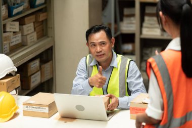 Kadın asistanı olan depo müdürü, piyasa fiyatlarının yükseldiği zamanlarda perakendecilere satılması gereken ürünleri hazırlamak için bir plan düşünün..