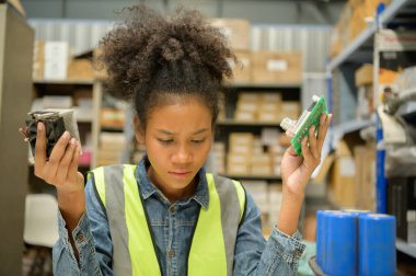 Fabrikanın asma katındaki bir sanayi deposunda eşya sayan kadın bir depo işçisi. Küçük ve hafif elektronik parçalar için bir depo..