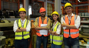 Mühendislik ekip lideri teknik ekibe ve kalite denetleme ekibine tavsiye veriyor. Kaliteli ürünler üretmek için.