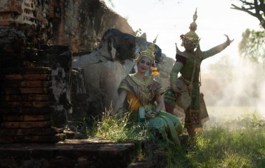 Khon, tipik bir Tayland maskeli dansı. Ravana, hanımefendiye sevgisini ifade ediyor. Sida. Tayland 'ın en büyük Tayland edebiyatından bir bölüm