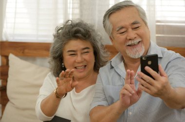 Birlikte mutlu mesut yaşayan yaşlı çiftler çocuk ve torun sahibi olmadan birbirlerine dikkat ederler..