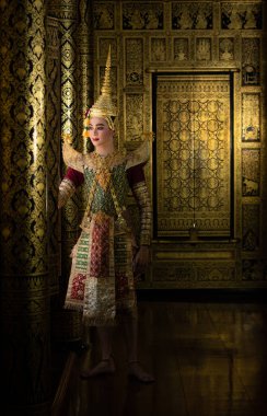 Khon, Tayland 'da maskeli klasik bir dans. Maske takmayan bu karakterler hariç. Çünkü hikayenin ana aktörü o.