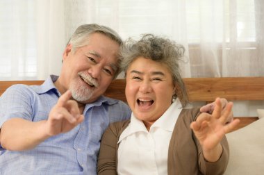 Birlikte mutlu mesut yaşayan yaşlı çiftler çocuk ve torun sahibi olmadan birbirlerine dikkat ederler..