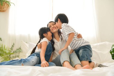 Çocukların sabah uyandığı mutlu aile anları. Kahvaltıdan önce annenle iyi eğlenceler..