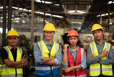 Yabancı mühendis eski makine fabrikasını teftiş etmeye geldi. Eski makineleri tamir eden Asyalı bir tamirci vardı.