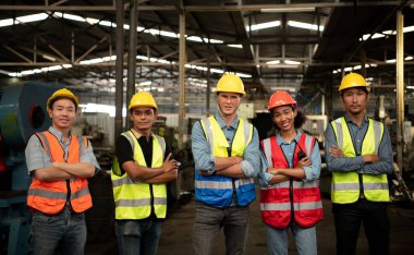 Yabancı mühendis eski makine fabrikasını teftiş etmeye geldi. Eski makineleri tamir eden Asyalı bir tamirci vardı.