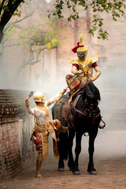 Khon, Tayland 'da maskeli klasik bir dans. Ramayana edebiyatında, bu dev ve Hanuman arasındaki savaştır..