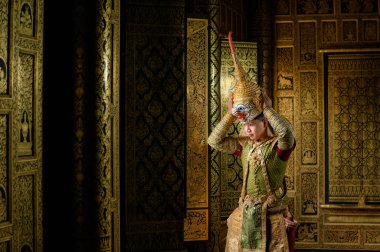 Khon, tipik bir Tayland maskeli dansı. Bu Hanuman, şehrin efendisi gibi giyinmiş..