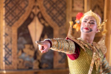 Khon, Ramayana edebiyatında bir maske takmış klasik bir Tayland dansı ve bu da hikayenin ana karakteri, Bhasmasura Praveen..