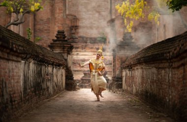 Khon, Ramayana edebiyatında bir maskeli klasik Tayland dansıdır ve bu hikayenin yardımcı karakteridir. Onun adı Bayan. Suphan Matcha.