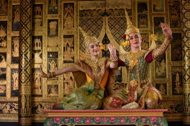 Khon, Tayland 'da maskeli klasik bir dans. Maske takmayan bu iki karakter hariç. Çünkü onlar hikayenin başrol oyuncusu ve oyuncuları.