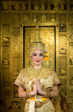 Khon, Tayland 'da maskeli klasik bir dans. Maske takmayan bu karakterler hariç. Çünkü hikayenin başrol oyuncusu o.