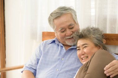 Birlikte mutlu mesut yaşayan yaşlı çiftler çocuk ve torun sahibi olmadan birbirlerine dikkat ederler..