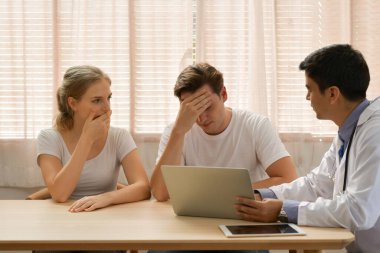 Kısırlık sorunu olan aşk çifti doktora danışmalı..