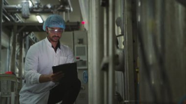 Üretim kontrol denetleyicisi konserve balık endüstrisinin üretim hattındaki makineleri denetler ve kontrol eder.
