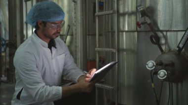 Üretim kontrol denetleyicisi konserve balık endüstrisinin üretim hattındaki makineleri denetler ve kontrol eder.