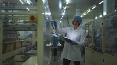 Üretim kontrol denetleyicisi konserve balık endüstrisinin üretim hattındaki makineleri denetler ve kontrol eder.