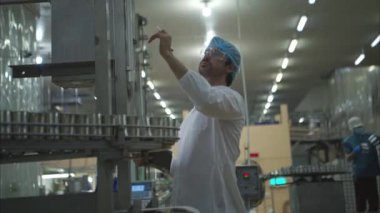 Üretim kontrol denetleyicisi konserve balık endüstrisinin üretim hattındaki makineleri denetler ve kontrol eder.