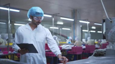 Üretim denetim denetleyicisi, konserve balık fabrikasının üretim hattındaki her basamağı denetler ve kontrol eder.