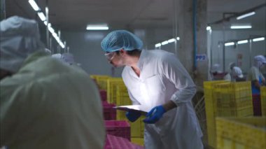 Üretim denetim denetleyicisi, konserve balık fabrikasının üretim hattındaki her basamağı denetler ve kontrol eder.