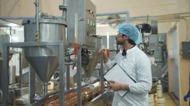 Üretim kontrol denetleyicisi konserve balık endüstrisinin üretim hattındaki makineleri denetler ve kontrol eder.