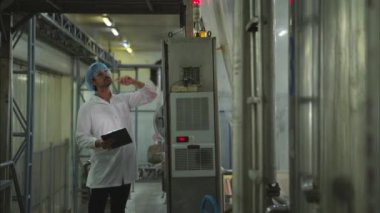Üretim kontrol denetleyicisi konserve balık endüstrisinin üretim hattındaki makineleri denetler ve kontrol eder.