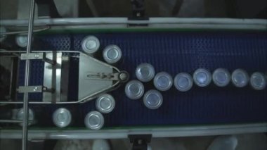 Konserve balık fabrikasında işlem ve üretim hattı