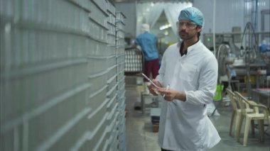 Üretim denetim denetleyicisi, konserve balık fabrikasının üretim hattındaki her basamağı denetler ve kontrol eder.