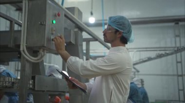 Üretim kontrol denetleyicisi konserve balık endüstrisinin üretim hattındaki makineleri denetler ve kontrol eder.