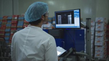 Üretim kontrol denetleyicisi konserve balık endüstrisinin üretim hattındaki makineleri denetler ve kontrol eder.