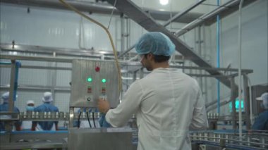 Üretim kontrol denetleyicisi konserve balık endüstrisinin üretim hattındaki makineleri denetler ve kontrol eder.