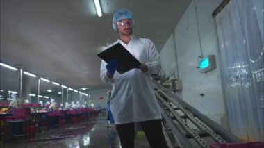Üretim denetim denetleyicisi, konserve balık fabrikasının üretim hattındaki her basamağı denetler ve kontrol eder.