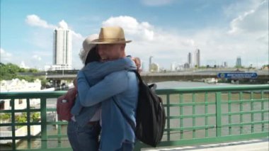 Yaşlı çiftler Tayland 'ın Bangkok kentindeki eski demir köprü (Phra Phutthayotfa Köprüsü) üzerinde seyahat ederler.