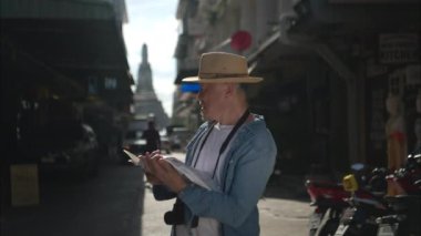 Yaşlı çiftler ve Tayland 'da bir pagoda olan yolun sonundaki aktiviteleri.