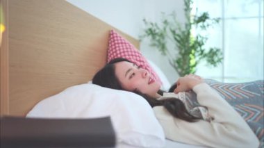 Asyalı bir kadın sabah iş günü uyandığında kendini iyi hisseder.