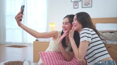 Asyalı genç kadınlar haftalık tatil rutinlerini uyguluyor. Kalkıyor, makyaj yapıyor ve dinleniyorlar.