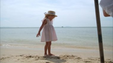 Çocuk sahilde rahatlatıcı