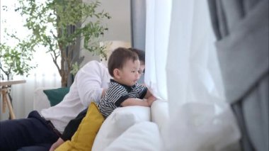 Baba ve oğul işten eve döndükten sonra birlikte oynuyorlar.