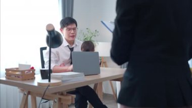 Bir iş babası hem sekreterine iş verir, hem de çocuğuna bakar.