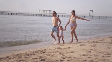 Kumsalda dinlenen bir aile.