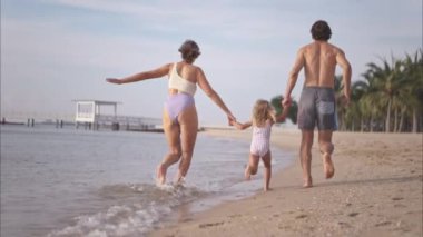 Kumsalda dinlenen bir aile.