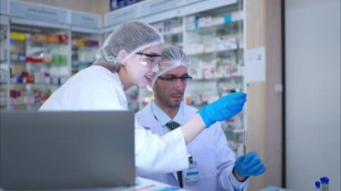 Laboratuvarda antibiyotik deneyleri ve testleri yapan eczacı ve kimyacı.